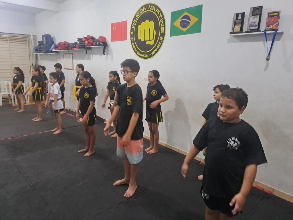Criançada junta treinando no CT GARAGEM, essa é a primeira turma que é atendida das 19:00 as 20:15